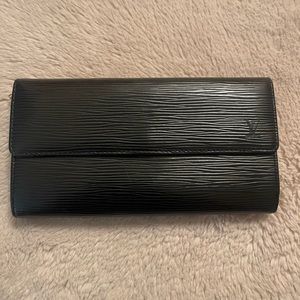 ❌SOLD❌ Louis Vuitton Epi Sarah long wallat ❌SOLD❌